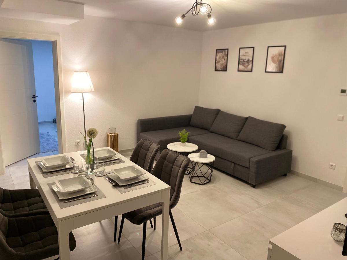 Business Suite: Netflix & Parking Near Audi